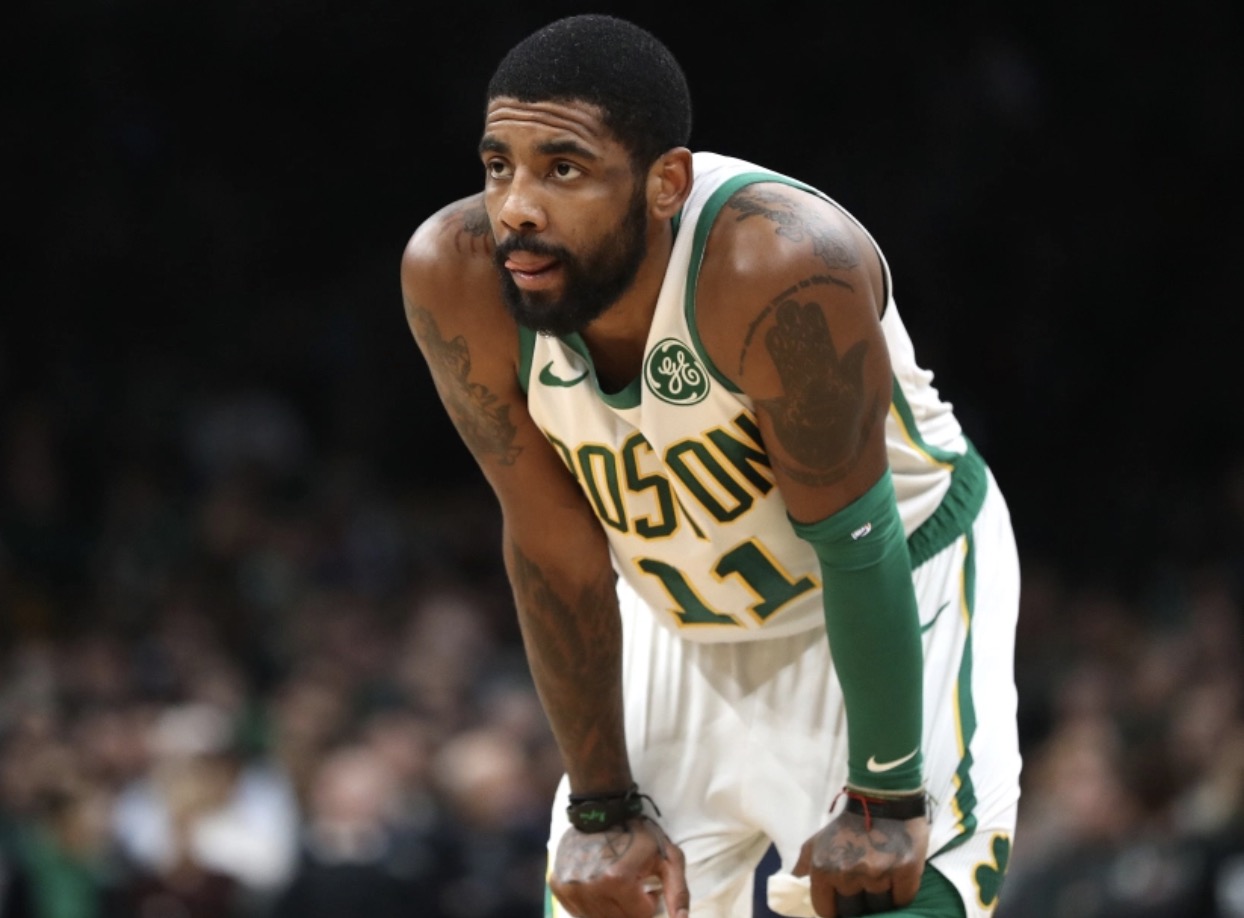 科克获赠马竞700场里程碑纪念球衣，并与全队合影留念（科克获马竞700场里程碑纪念战袍，全队合影致敬）