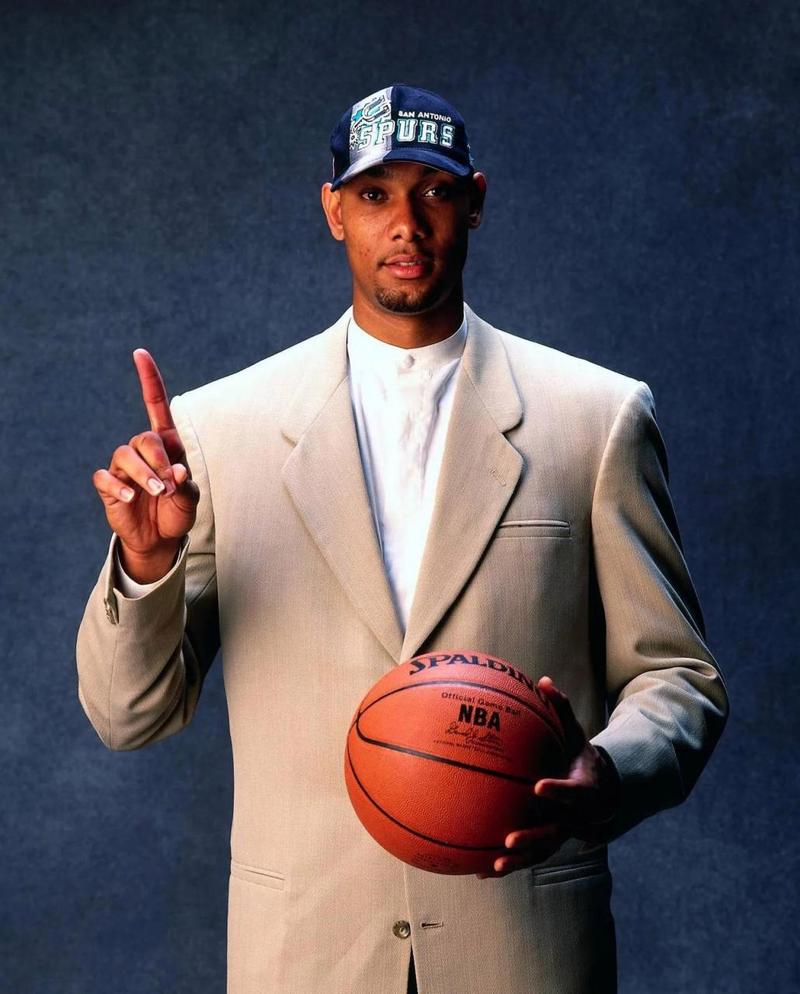 巴萨梅西进球助球队领先皇家社会（梅西破门助巴萨领先皇家社会）